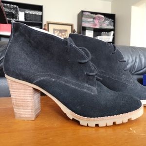 GAP Women Lace-up Bootie Black Sueded Lug Sole NEW